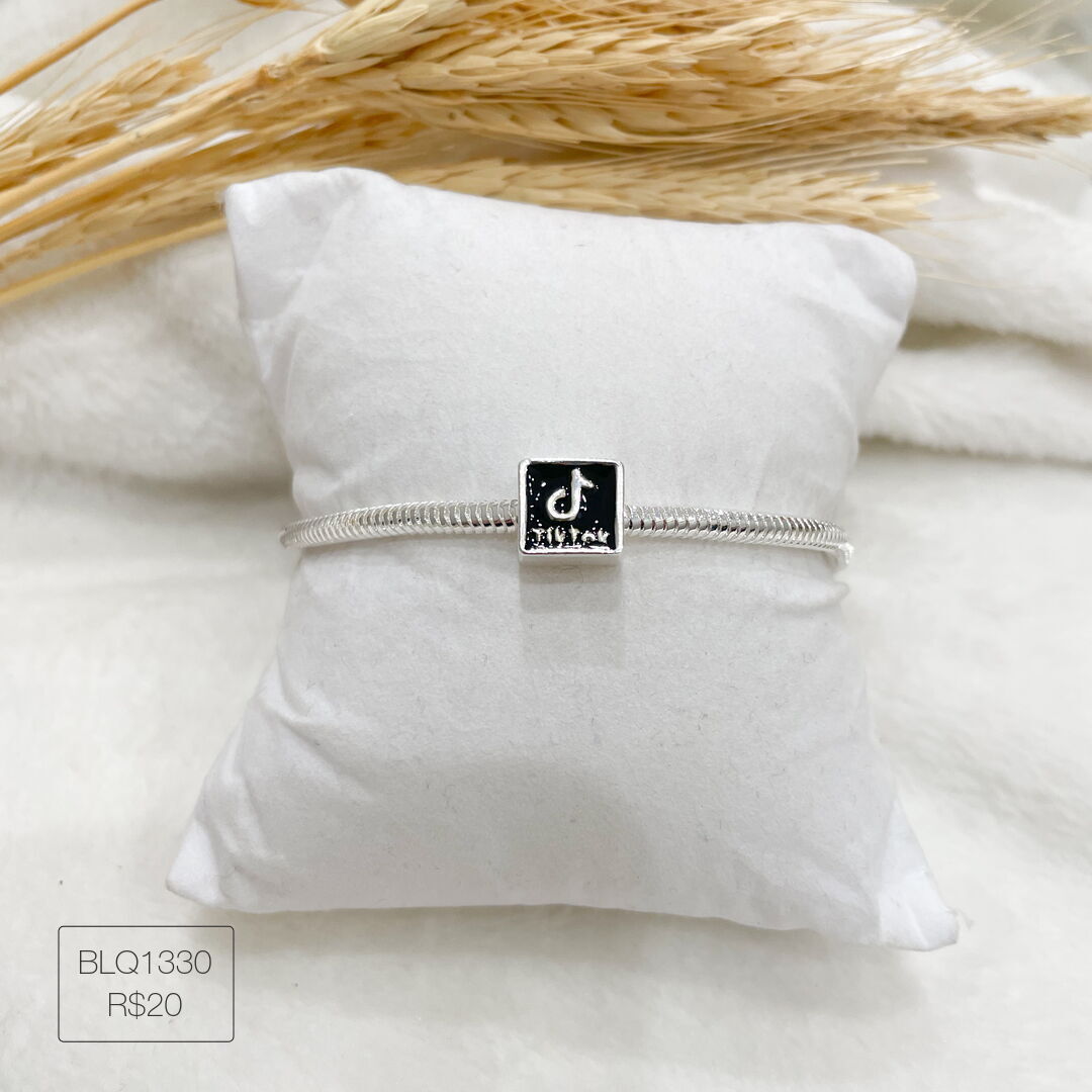 Berloque TikTok Pendurado Esmaltado Prateado